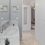 Apartment La - Spacious - Sea View - Parking - Ac - Pool