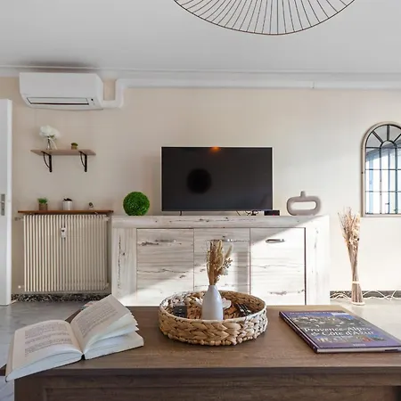 Апартаменти La - Spacious - Sea View - Parking - Ac - Pool