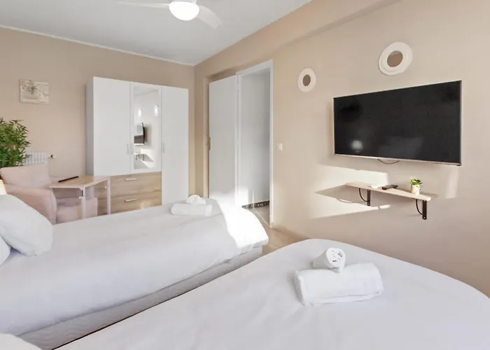 Apartment La - Spacious - Sea View - Parking - Ac - Pool *